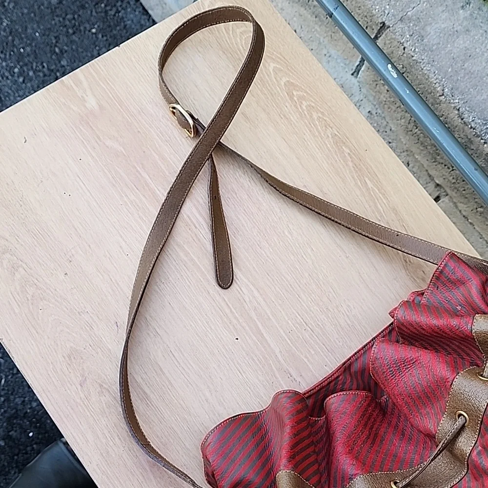 Gucci Red and Green Striped Vintage Women's Bucket Bag - Picture 10 of 16
